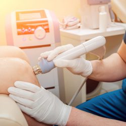 Что лечит ударно волновая терапия?